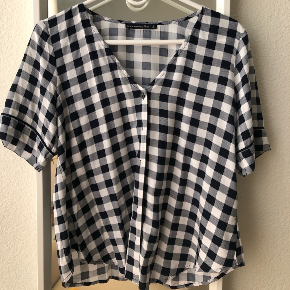 The top in perfect condition, 100% viscose,  can be washed. True to size S.